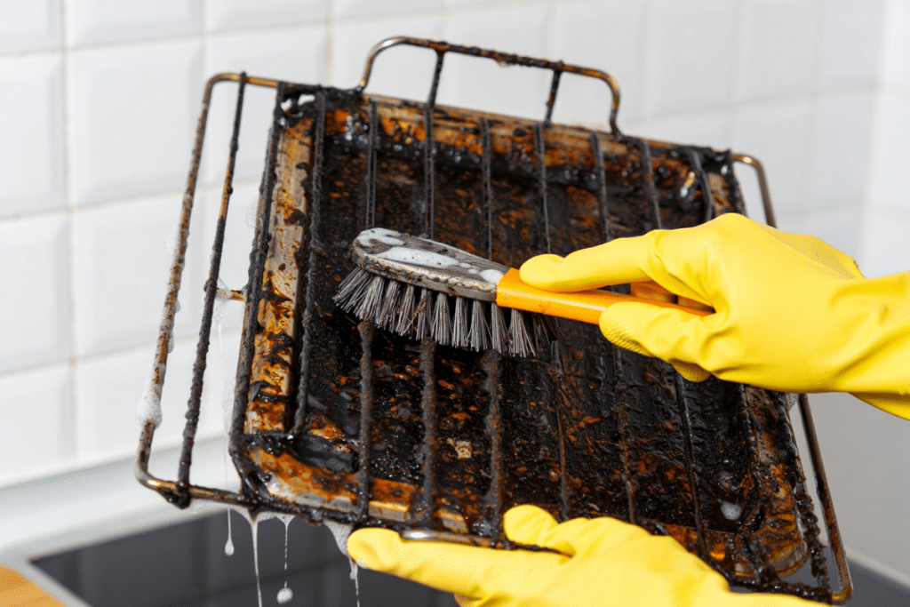 Nettoyage des parties spécifiques du four