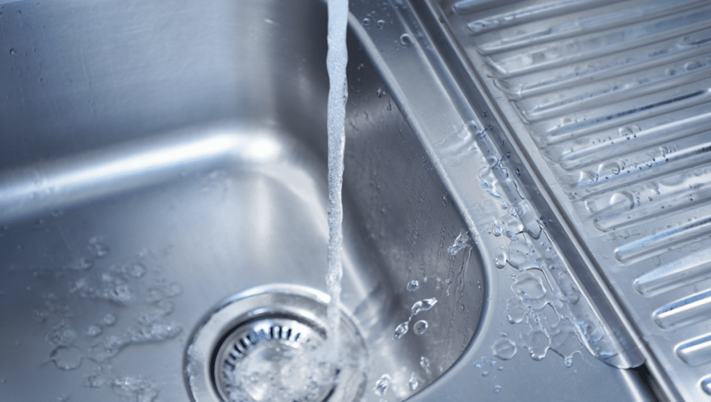 Nettoyer un évier en inox