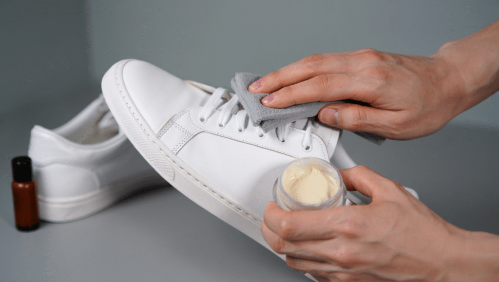 Nettoyage des chaussures blanches en cuir