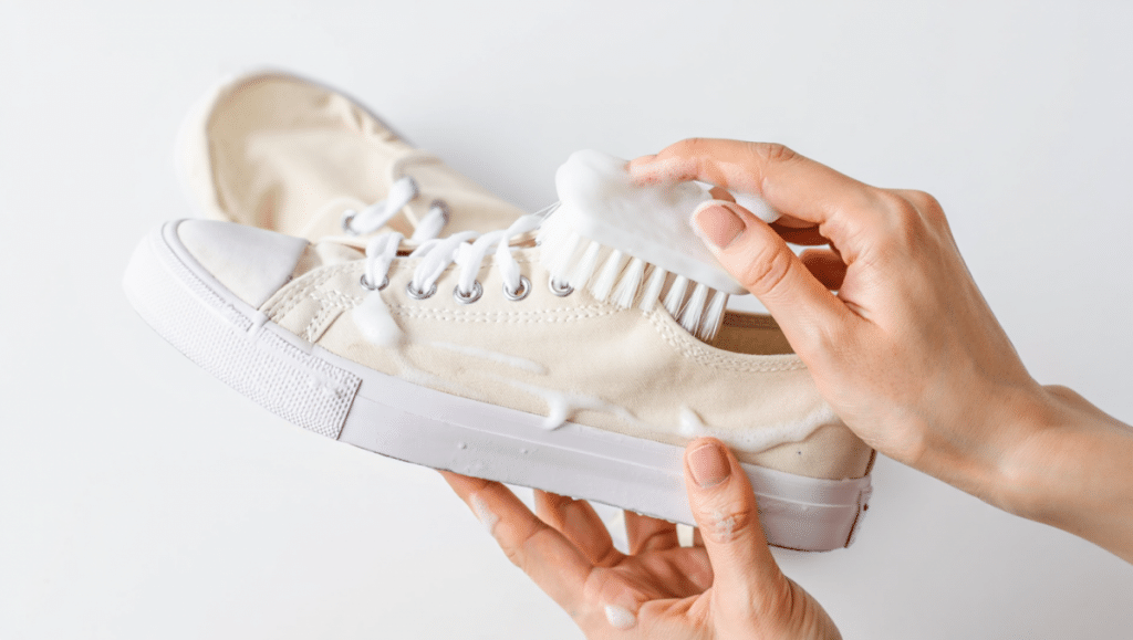 Nettoyage des chaussures blanches en tissu