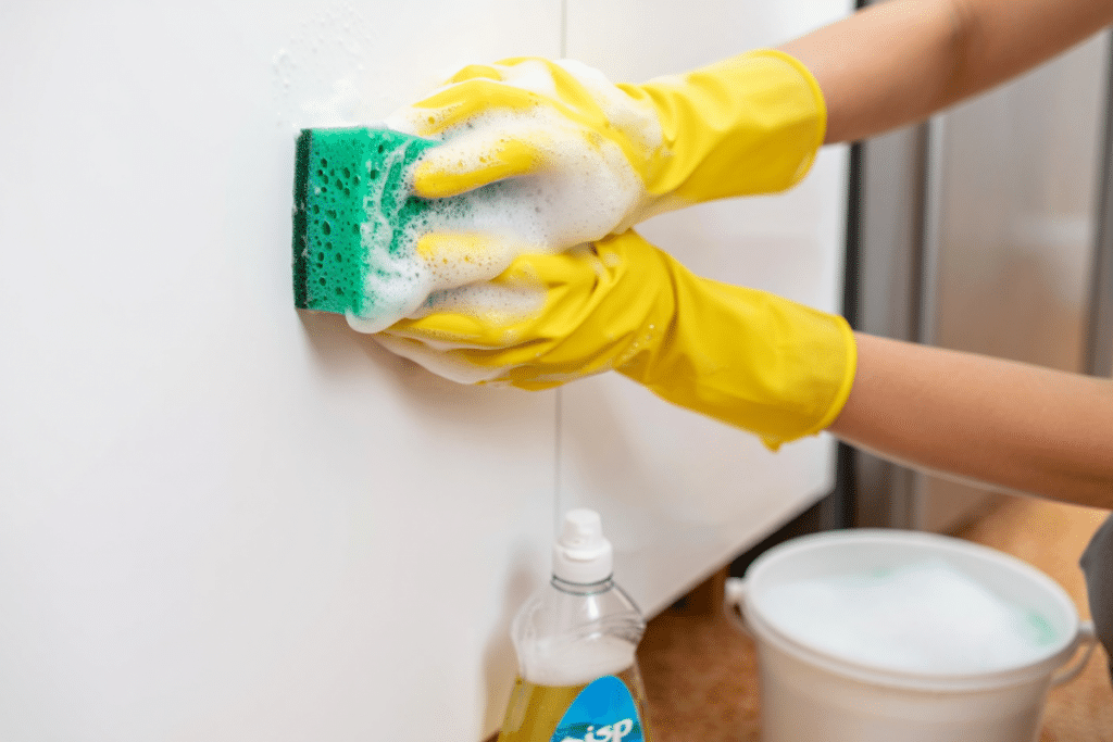 Nettoyer un mur blanc avec du liquide vaisselle