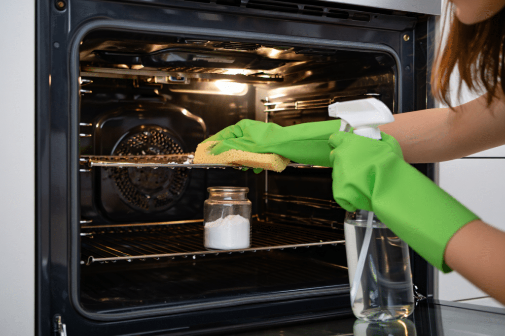 Nettoyer un four très sale avec des produits naturels