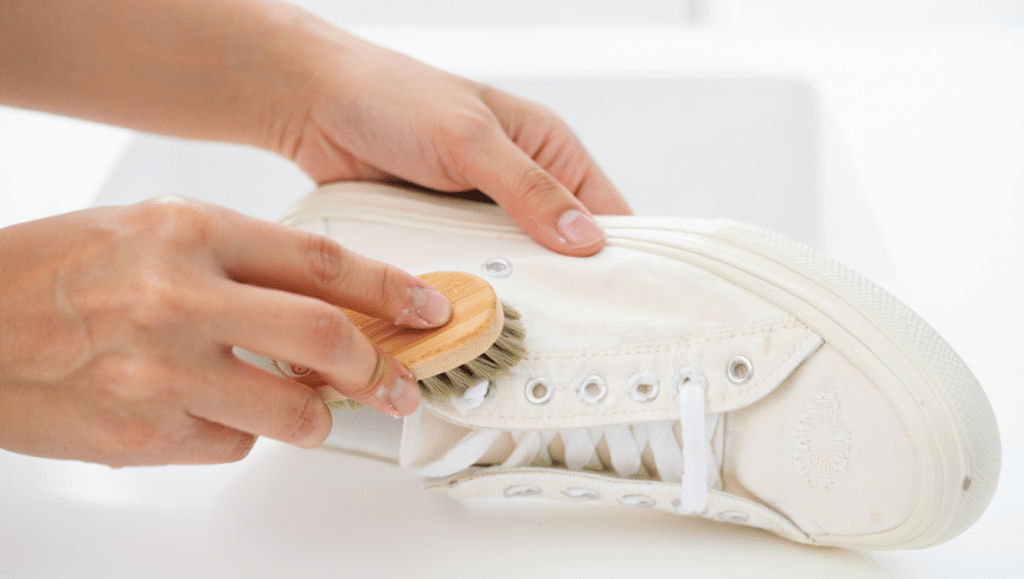 Nettoyage des chaussures blanches en toile