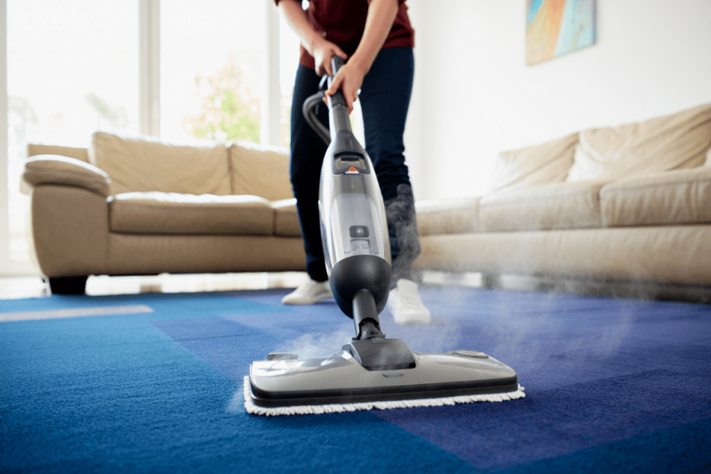 Nettoyage complet du tapis avec un balai vapeur
