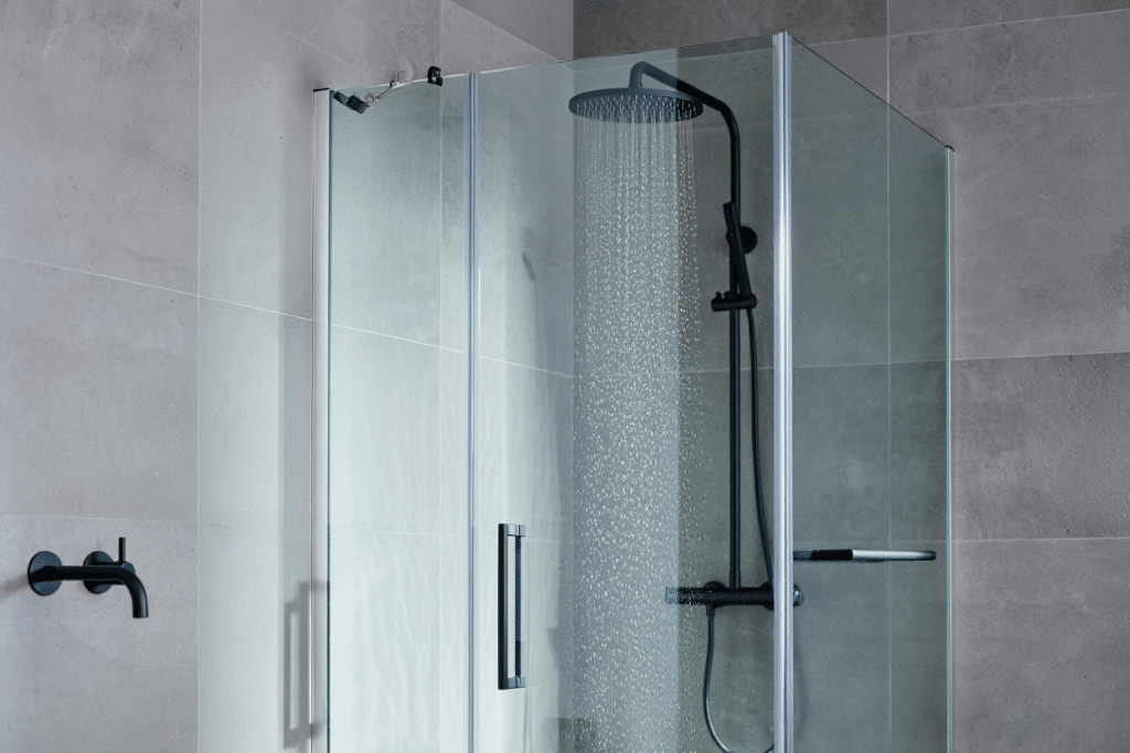 Paroi de douche anti-calcaire