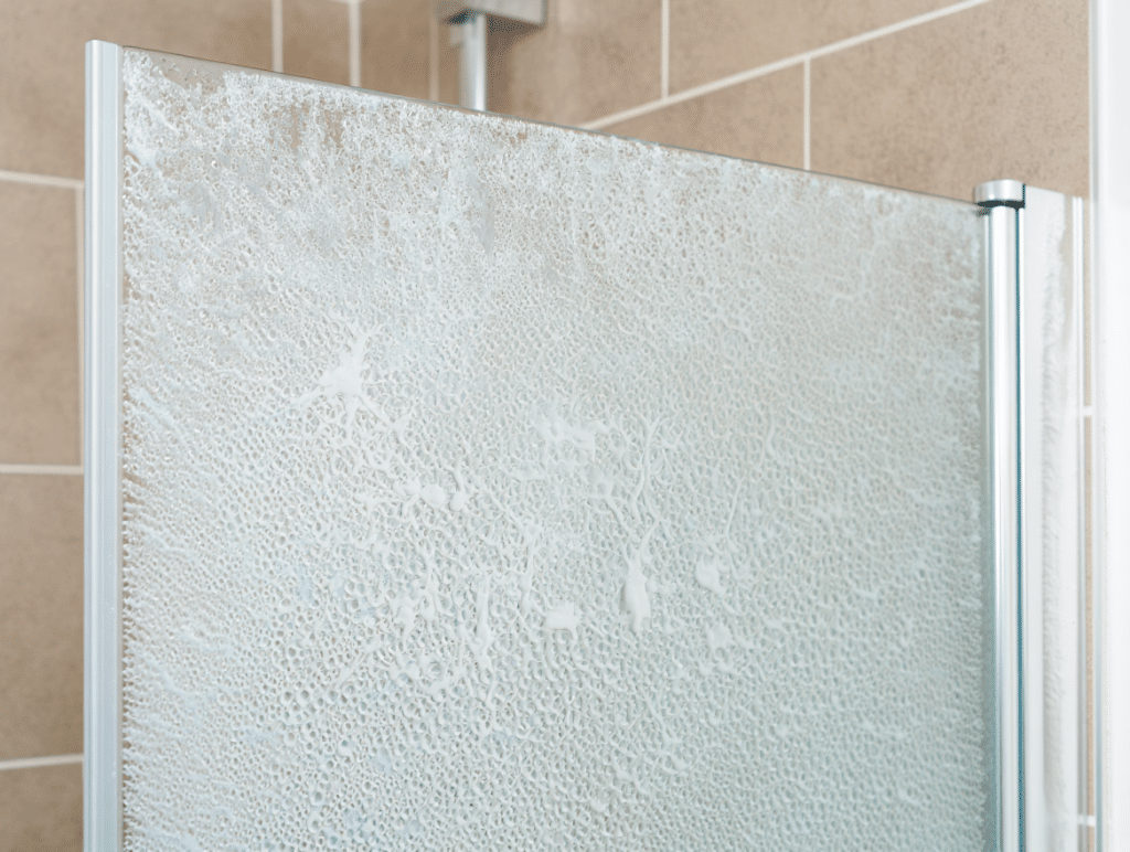 Paroi de douche avec des calcaires