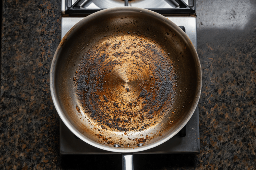 Poêle en inox brûlée