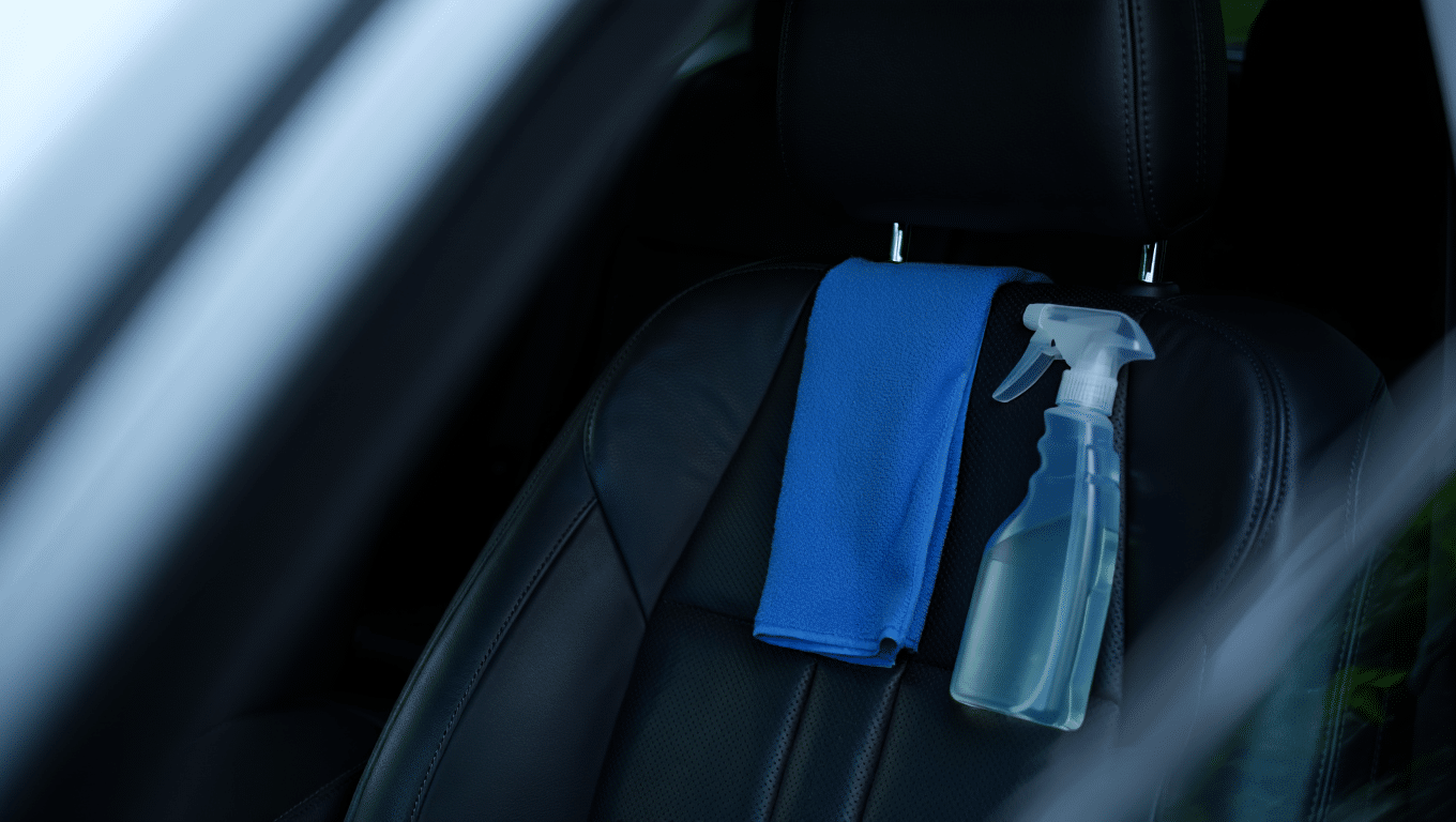 Nettoyage siège cuir voiture avec kit de nettoyage intérieur voiture
