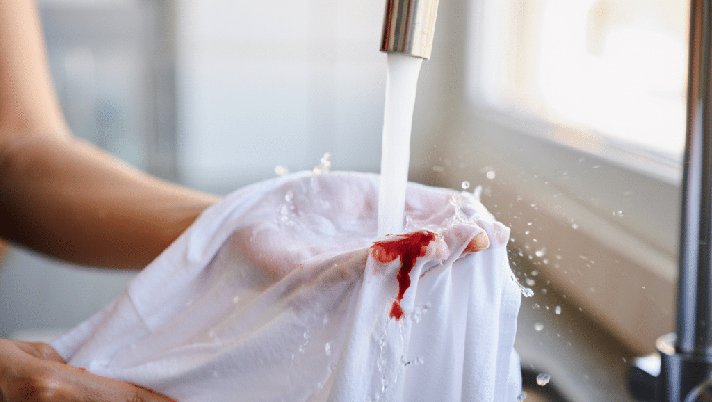 Enlever une tache de sang sur un tissu blanc rincé sous l'eau froide